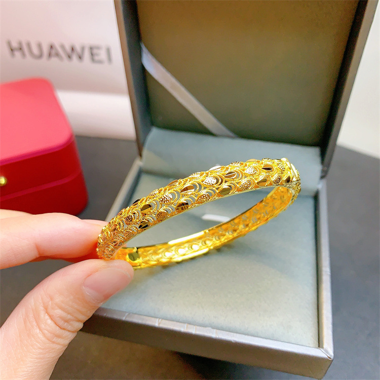 700006 กำไล Gold-plated ลายด้านสลับเงา 499.- บาท
