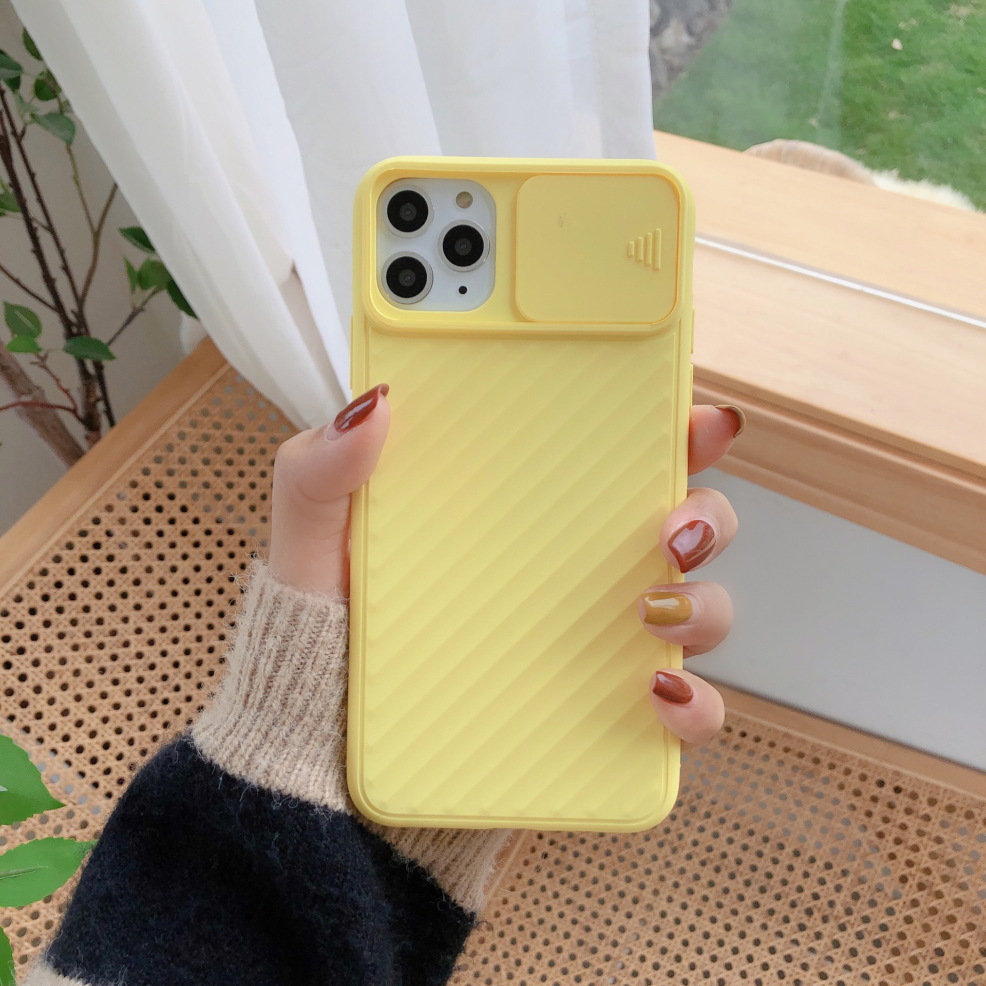 117033 เคส iPhone XS สีเหลือง
